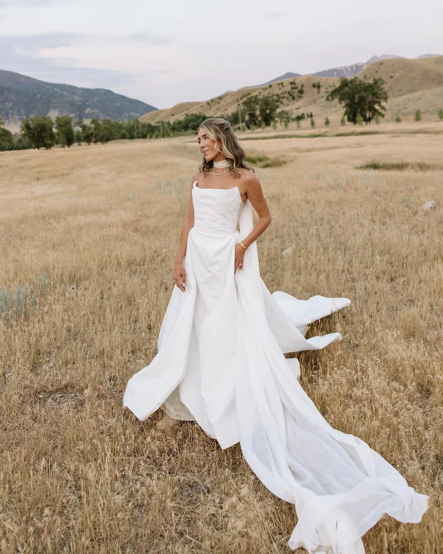 A moment for the bride with rhe biggest heart!! Love you @lilmissabster 🤠 #montanabride