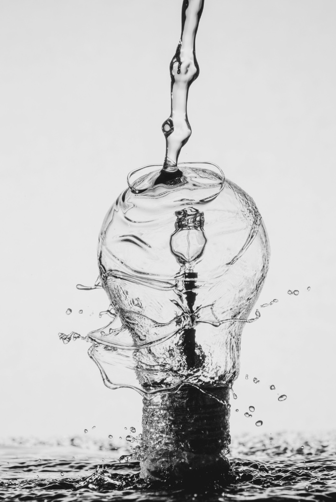 Spritzendes Wasser in Schwarz-Weiß aufhellender Hintergrund