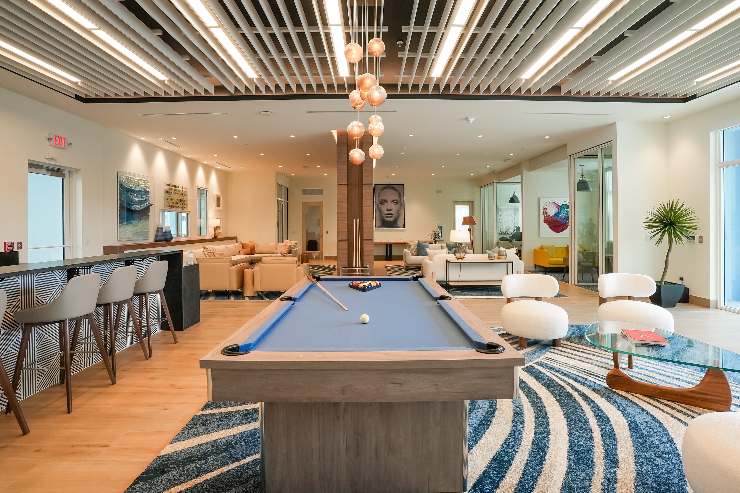 BAR & BILLIARDS TABLE