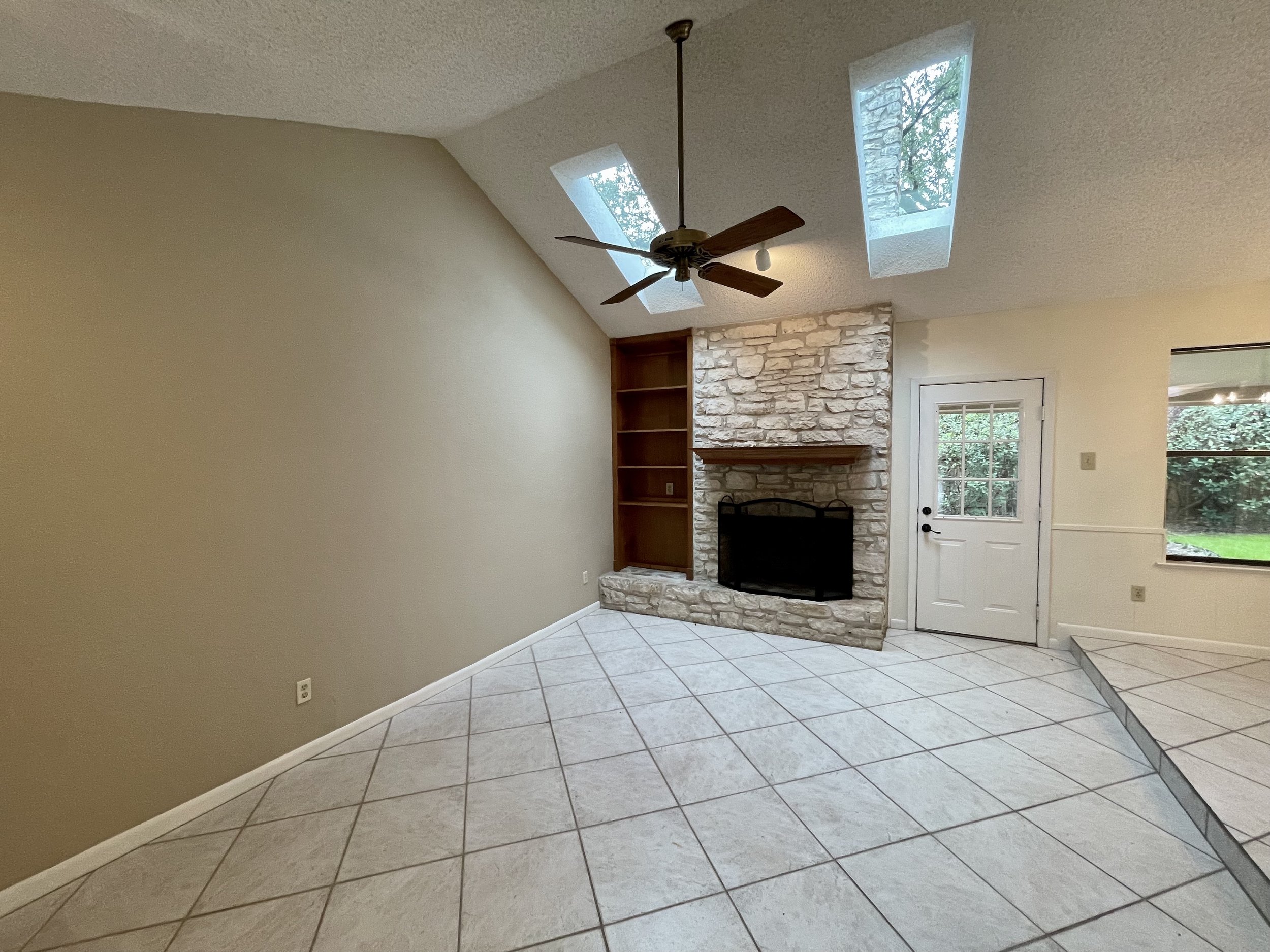 Living room fireplace is there for aesthetic purposes only, not for fire use.