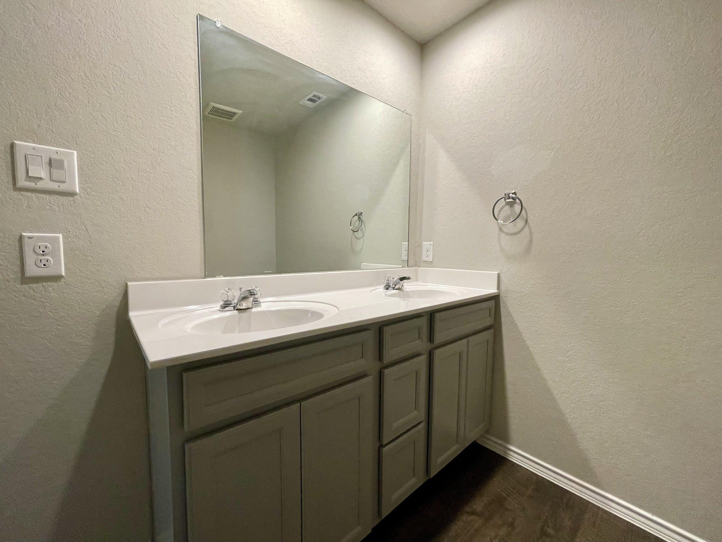 Upstairs full bathroom