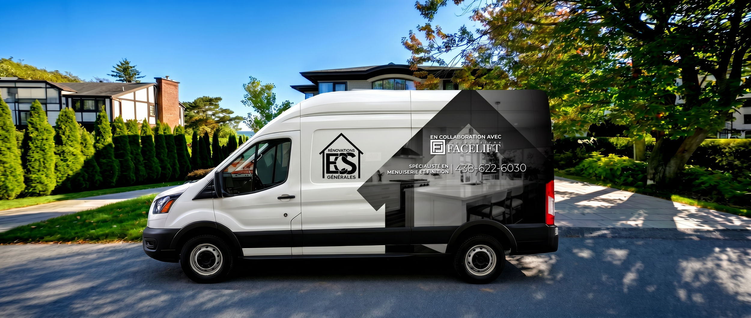 Camion de service blanc stationné dans un quartier résidentiel avec des maisons et des arbres en arrière-plan, portant une publicité pour une entreprise de rénovation et de menuiserie.