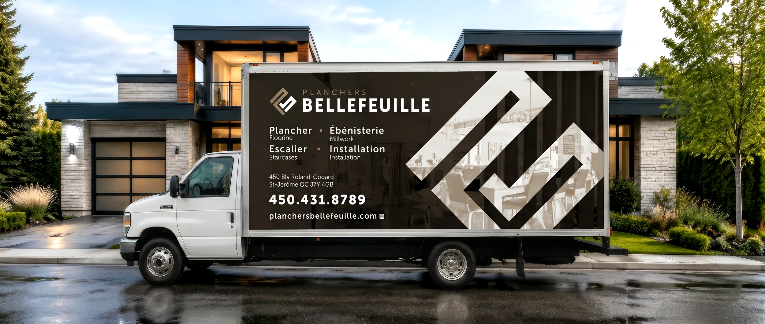 Camion de déménagement de la société Planchers Bellefeuille, stationné devant une maison moderne avec un jardin bien entretenu, affichant des informations sur leurs services de revêtement de sol, escaliers, ébénisterie, installation, avec leur adresse et numéro de téléphone.