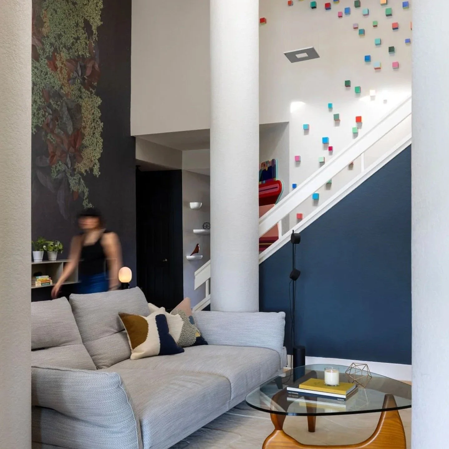 In case you didn&rsquo;t notice&hellip; we love using wallpaper in our projects 🤍
From subtle textures to bold statements, wallpaper is one of our favorite ways to bring depth, character, and personality into modern spaces.

Modern design + wallpape