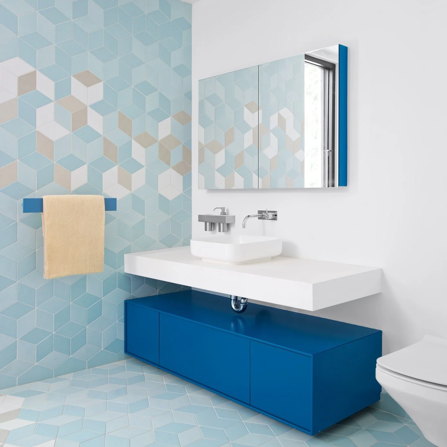Fresh, clean, and quietly bold 💙 This bathroom proves that geometry + color can totally steal the show. Those icy blues and crisp whites are doing all the heavy lifting.
.
.
#BathroomDesign #InteriorInspo #ModernBathroom #TileDesign #GeometricTile #