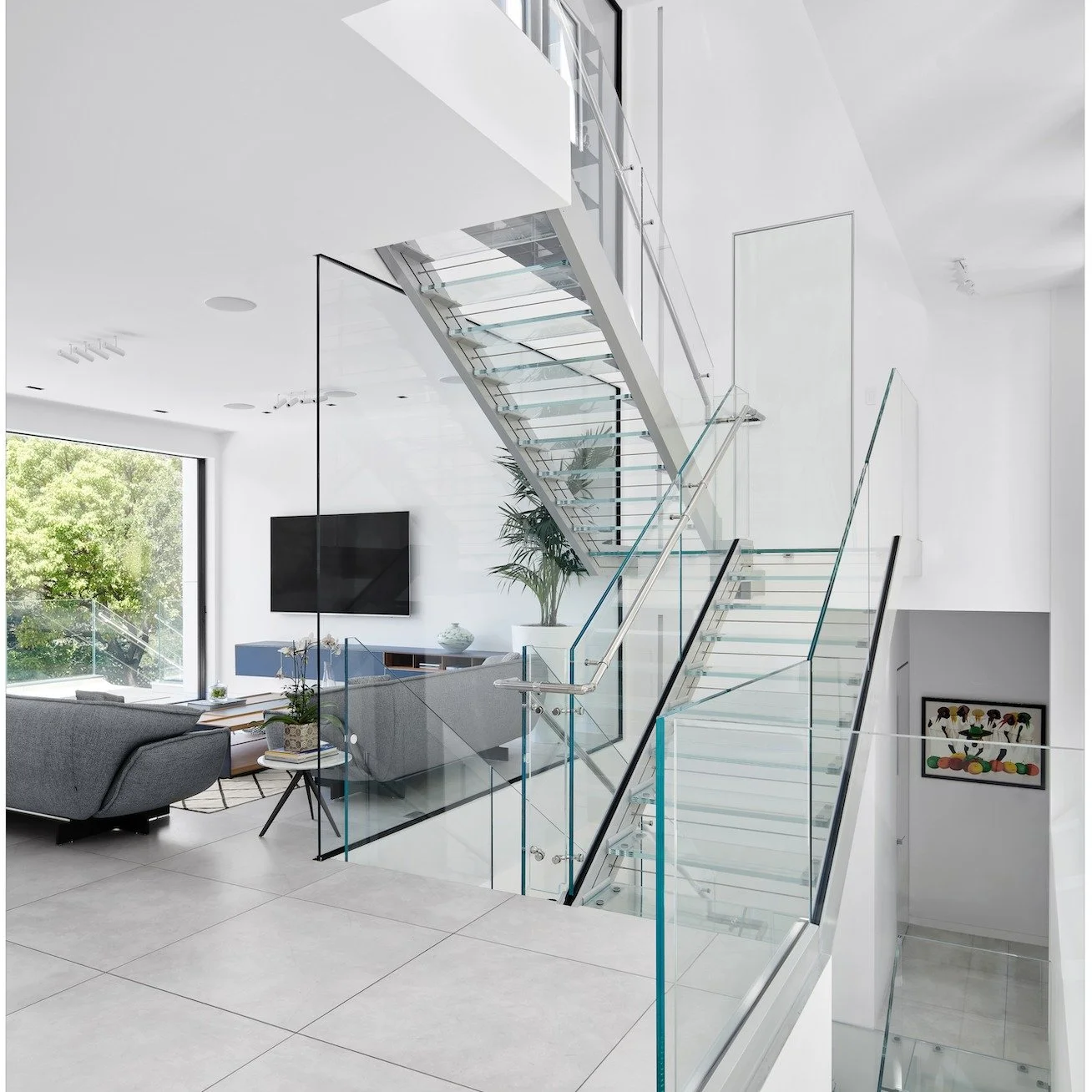 A staircase designed to feel as light as possible, almost suspended within the space. Glass treads reduce visual weight, allowing light to pass through and keeping the connection between levels open and fluid.

More than circulation, it becomes a qui