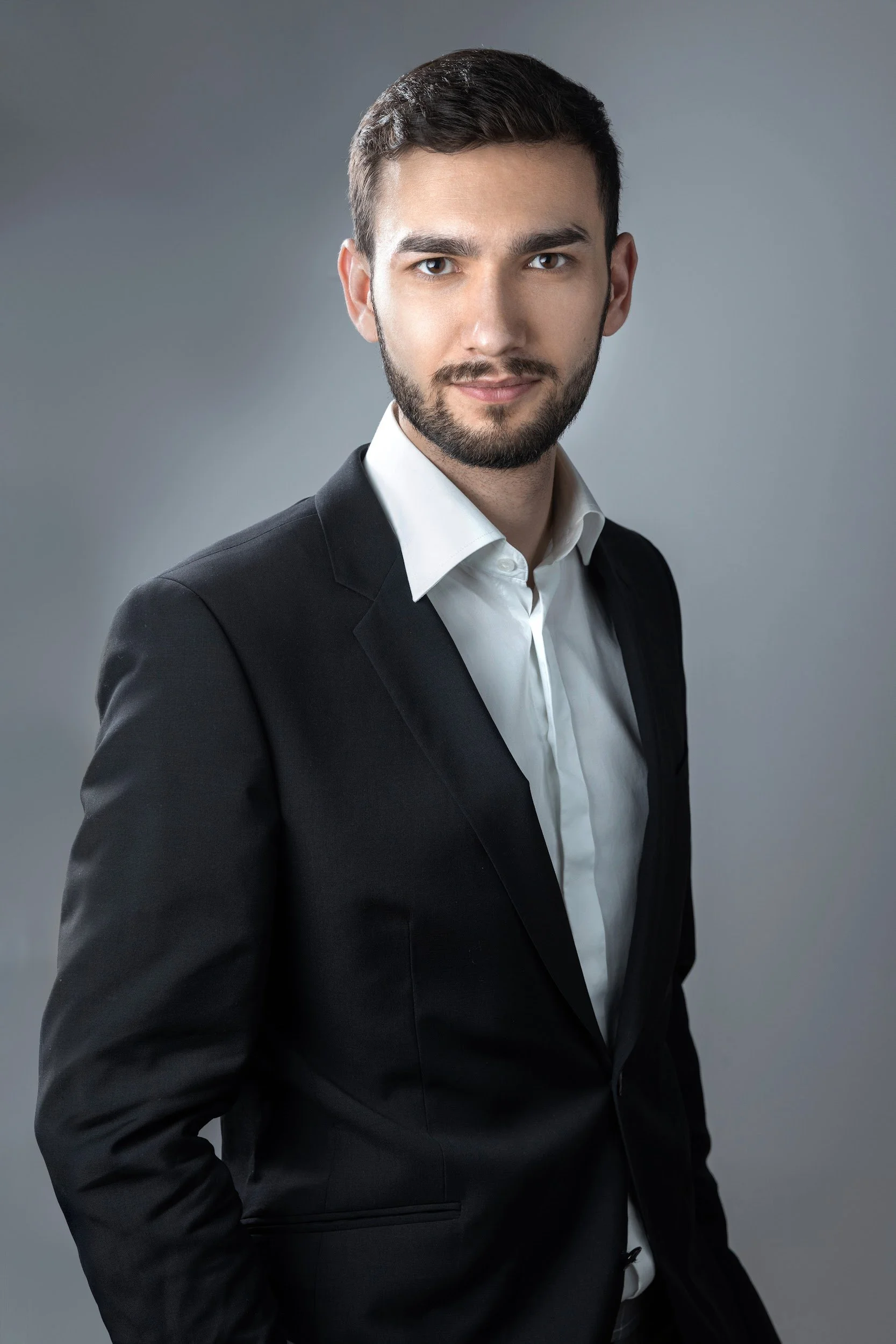 PROFESSIONAL BUSINESS PORTRAITS: TORONTO’S KEY TO SUCCESS