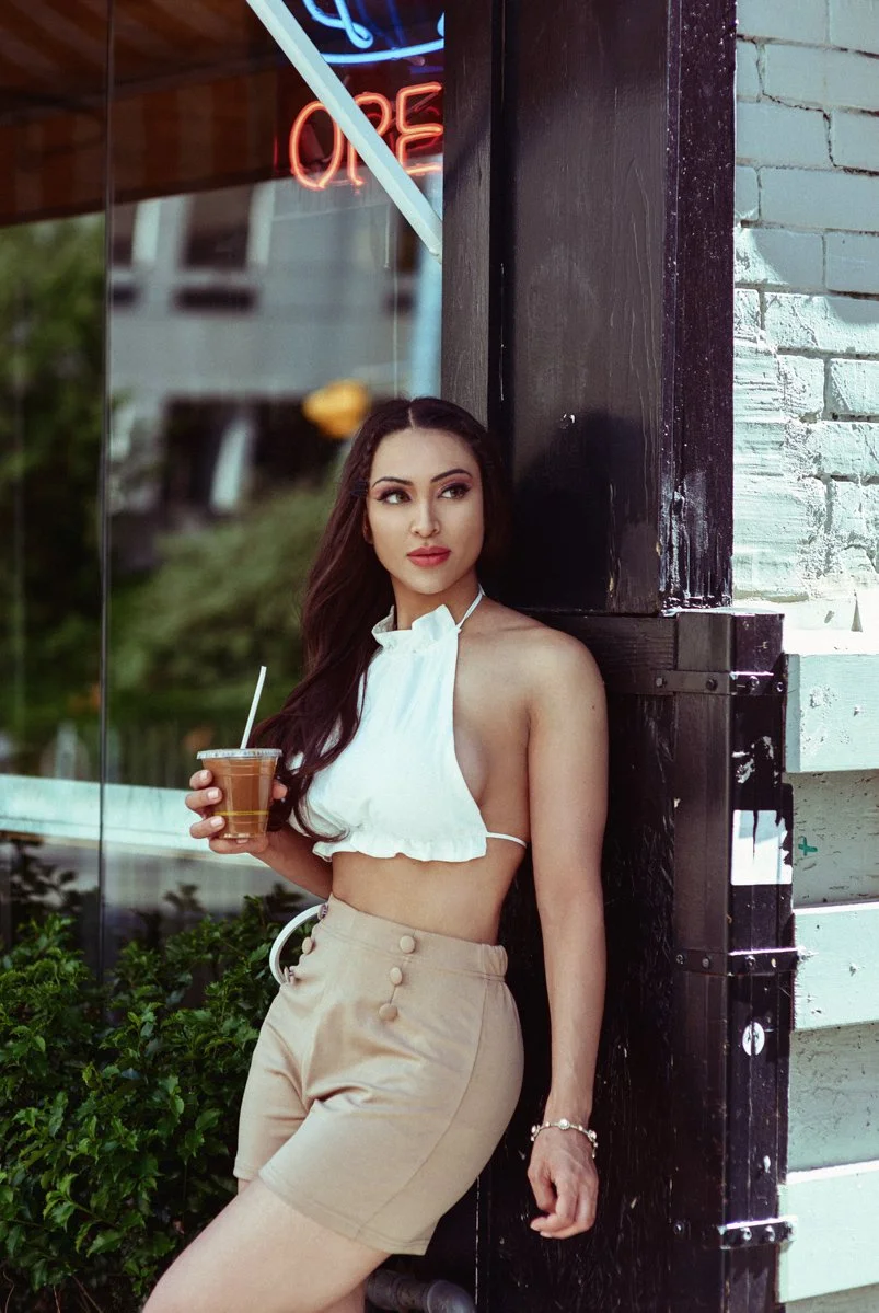 Toronto summer lifestyle portrait at a cafe