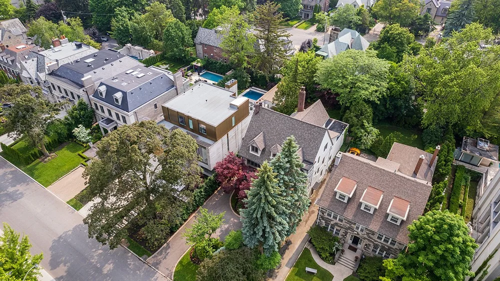 Aerial photograph showing a Toronto-area home and its neighbourhood