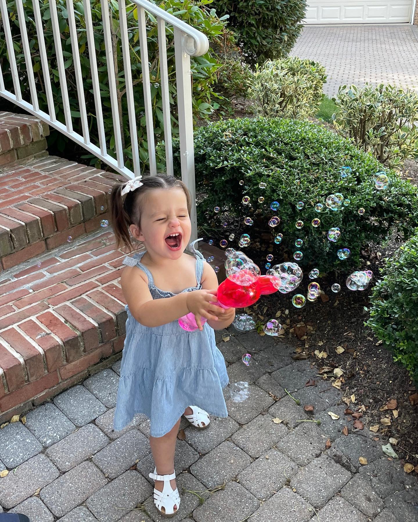 Taylor&rsquo;s Toy Tips ✨ 

🫧 Bubbles are a fun, interactive tool to target various speech and language targets! 

- Build Vocabulary: Playing with bubbles introduces and reinforces words such as &ldquo;bubble,&rdquo; &ldquo;blow,&rdquo; &ldquo;pop,