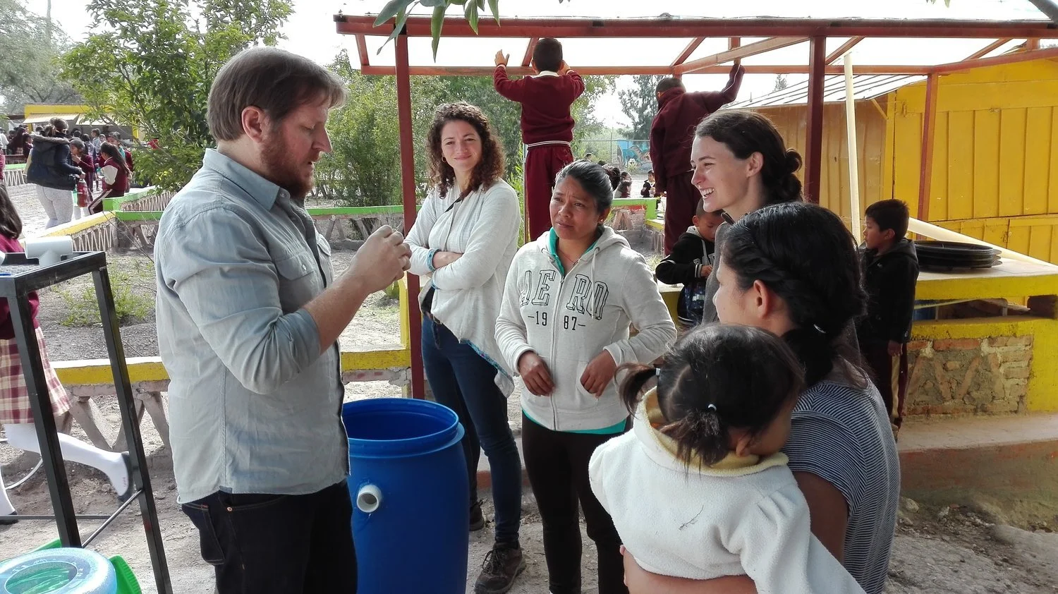 Smallscale rainwater harvesting Los Lopez. Using new