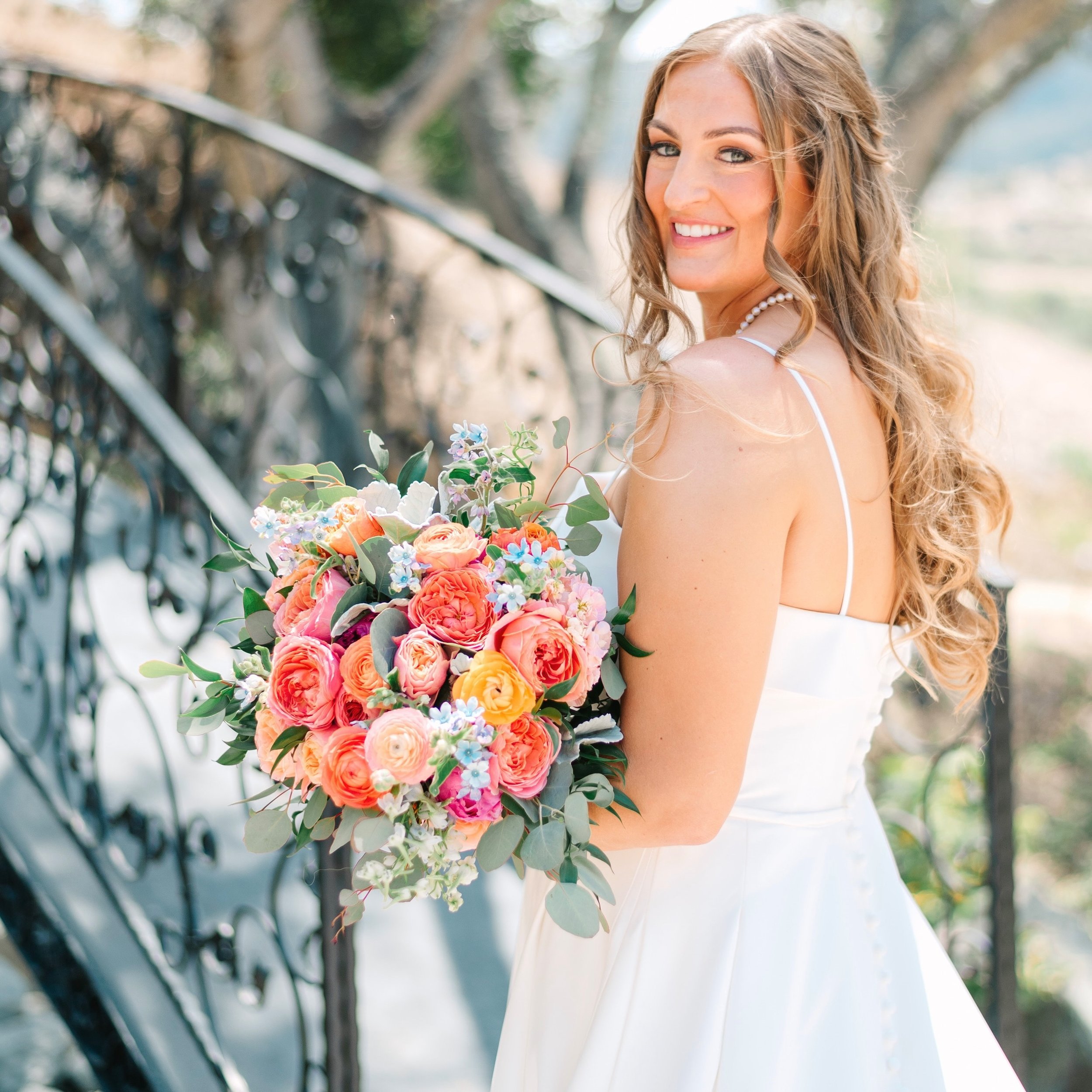 ✨💛🧡🩷🩵 Stunning Analise + her colorful Summer florals at Chateau Noland!

Can&rsquo;t wait to blog this colorful + fun wedding! 💛🧡🩷🩵✨
