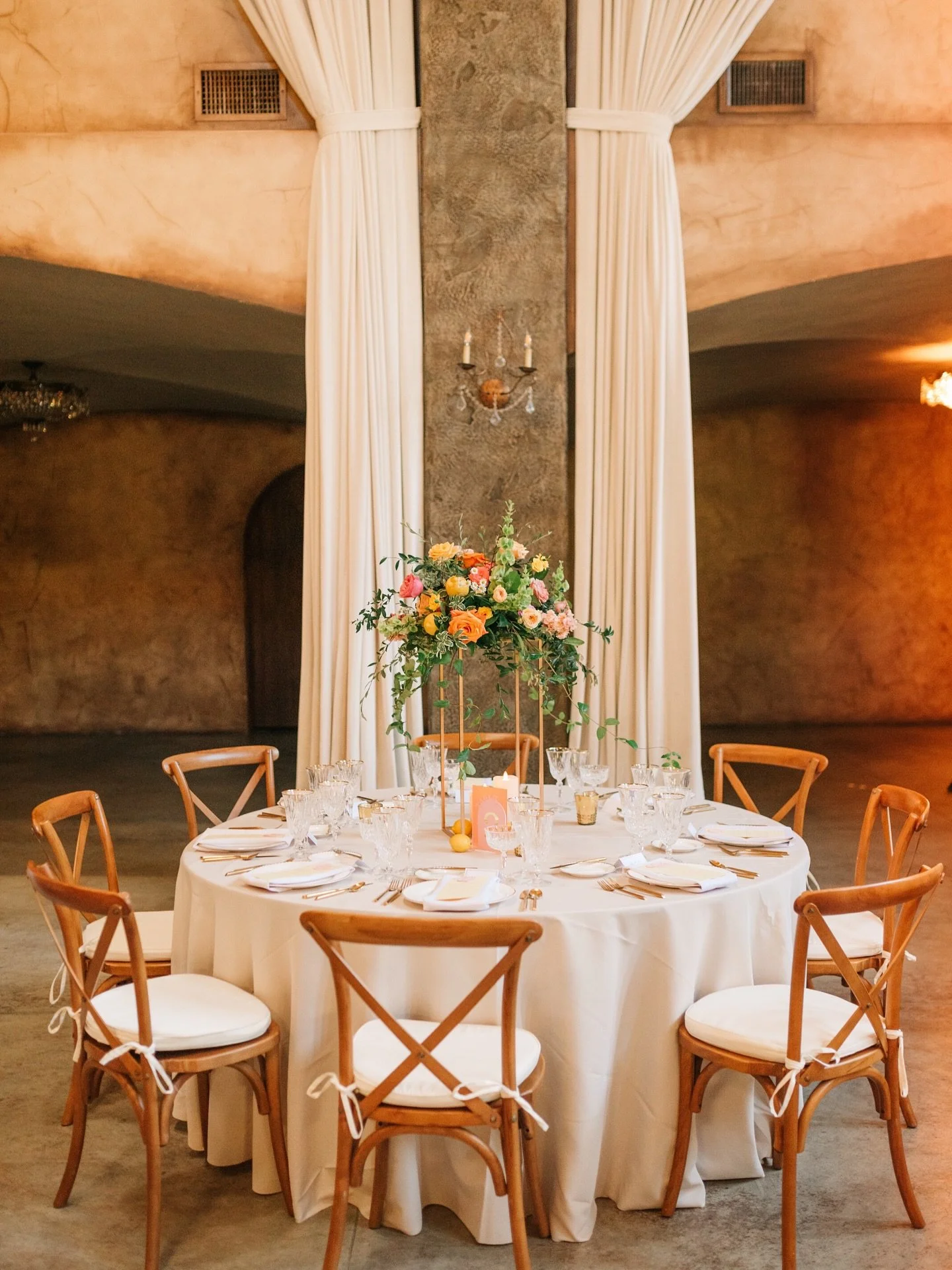 🌟 From the elegant table setting to the dreamy atmosphere, this @villaloriana.slo wedding is still a personal fav! 📸✨

It&rsquo;s amazing how these elements come together to create a warm and inviting atmosphere for family and friends. 
💖