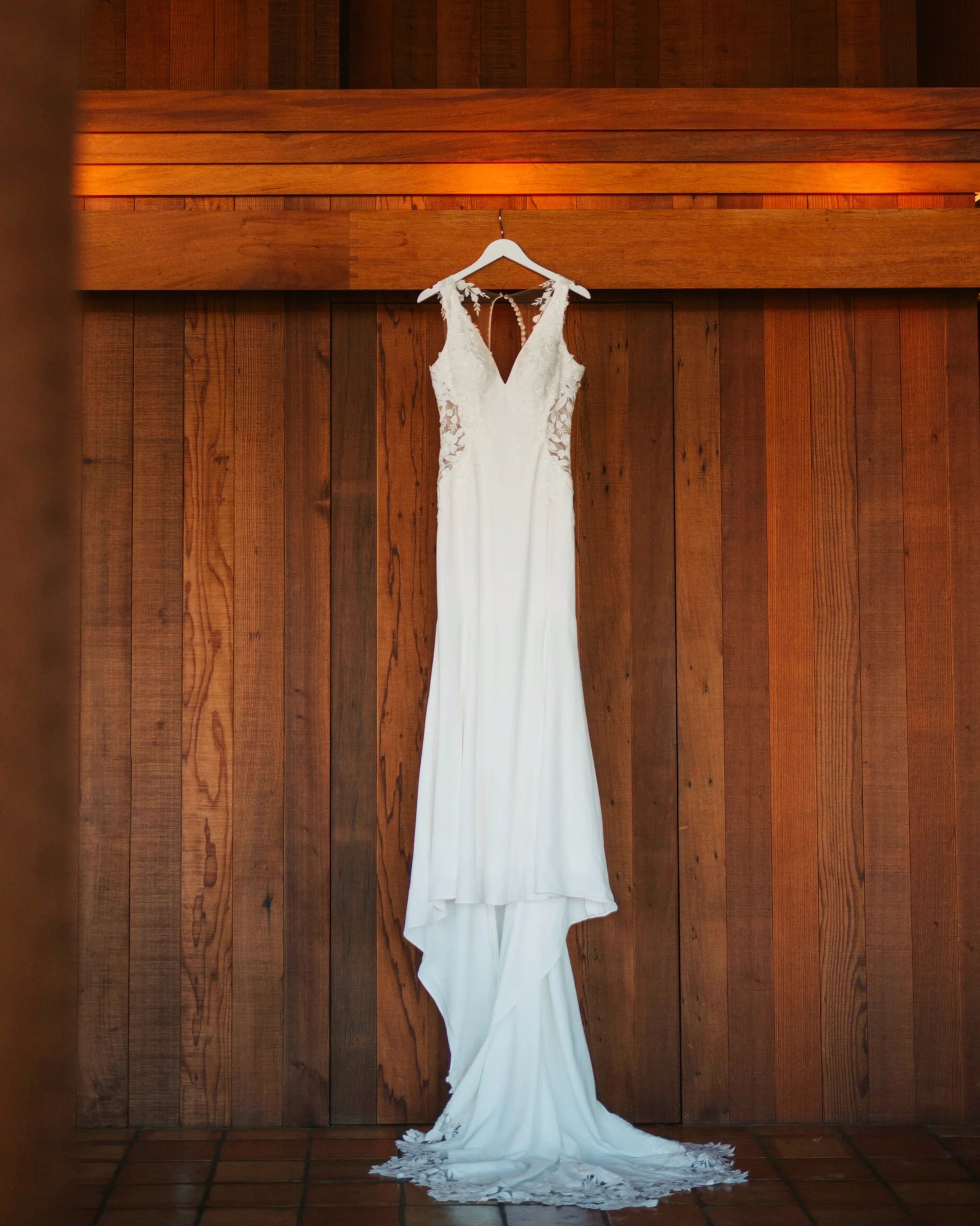 Summer elopement season is here, and these peaceful detail moments before the adventure set the stage beautifully. 🤍🏔️