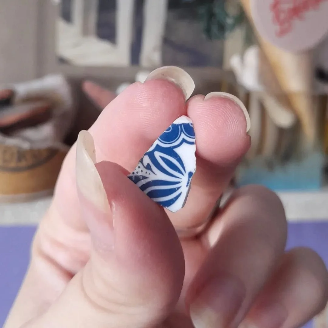 Blue and white patterned pottery shard, age unknown