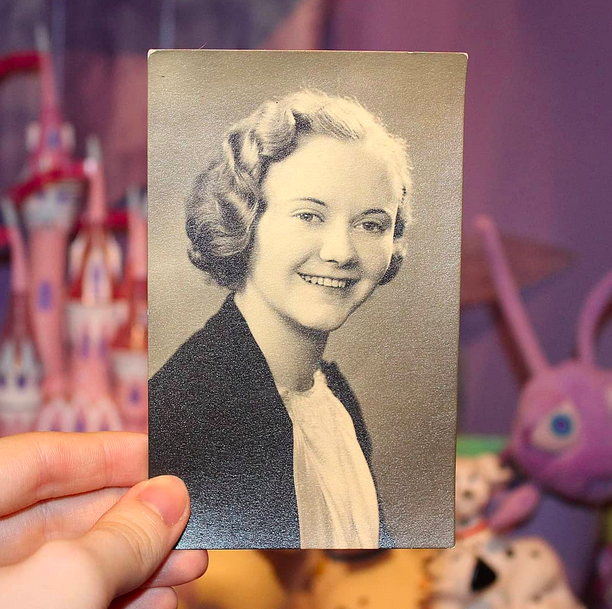 Woman with short hair, 20th Century