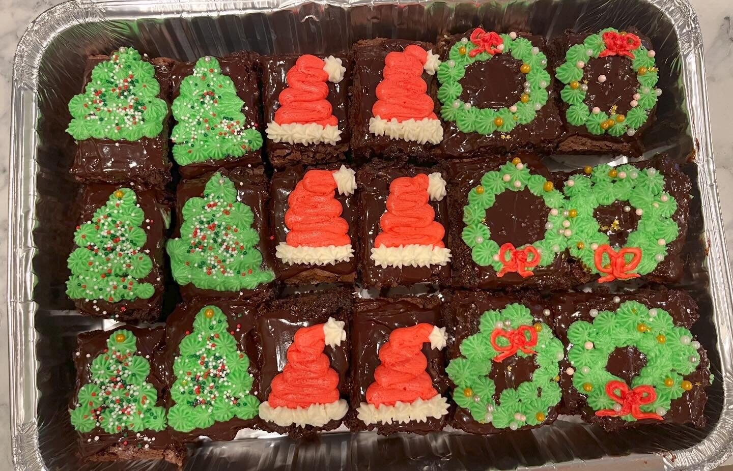 These holiday brownies look sooooo good! 😍😍🎄. .  #brownies #benandbean #oceanislenc #sunsetbeachnc #calabashnc #oib #brunswickcountync #desserts #cupcakes #custom