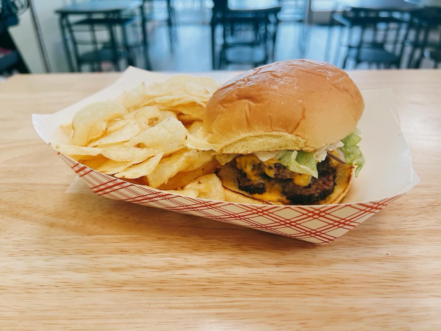 IT&rsquo;S MASH MONDAY! Our delicious Smash Burger and Chips only $7.95 every Monday. Open til 3pm. .
#benandbean #cafe #burger #lunchtime #oceanislebeachnc #sunsetbeachnc #brunswickcountync