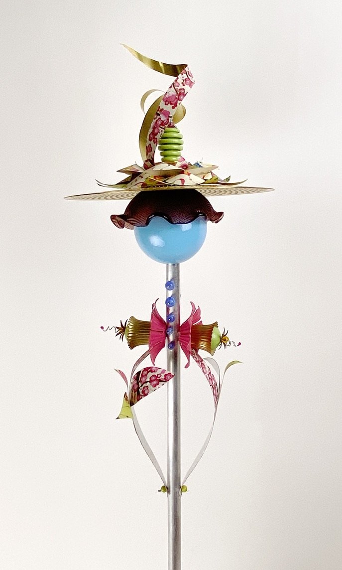 a detailed view of the top of the "hat" Scultpure