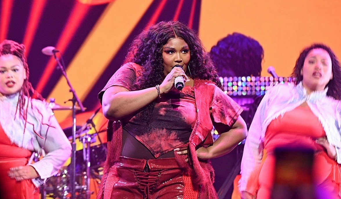 lizzo-greets-fans-youtube-brandcast-05.jpg