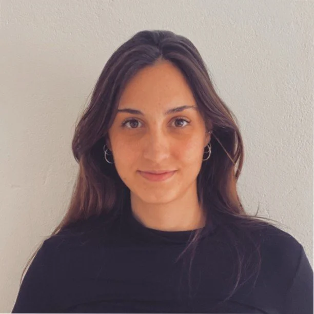 Photo of Júlia Artacho Martínez accompanying her review of Gus Maughan’s paid media services.