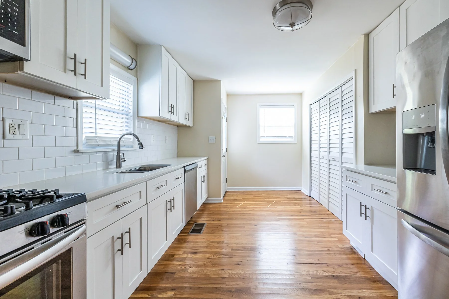 18 kitchen.jpg