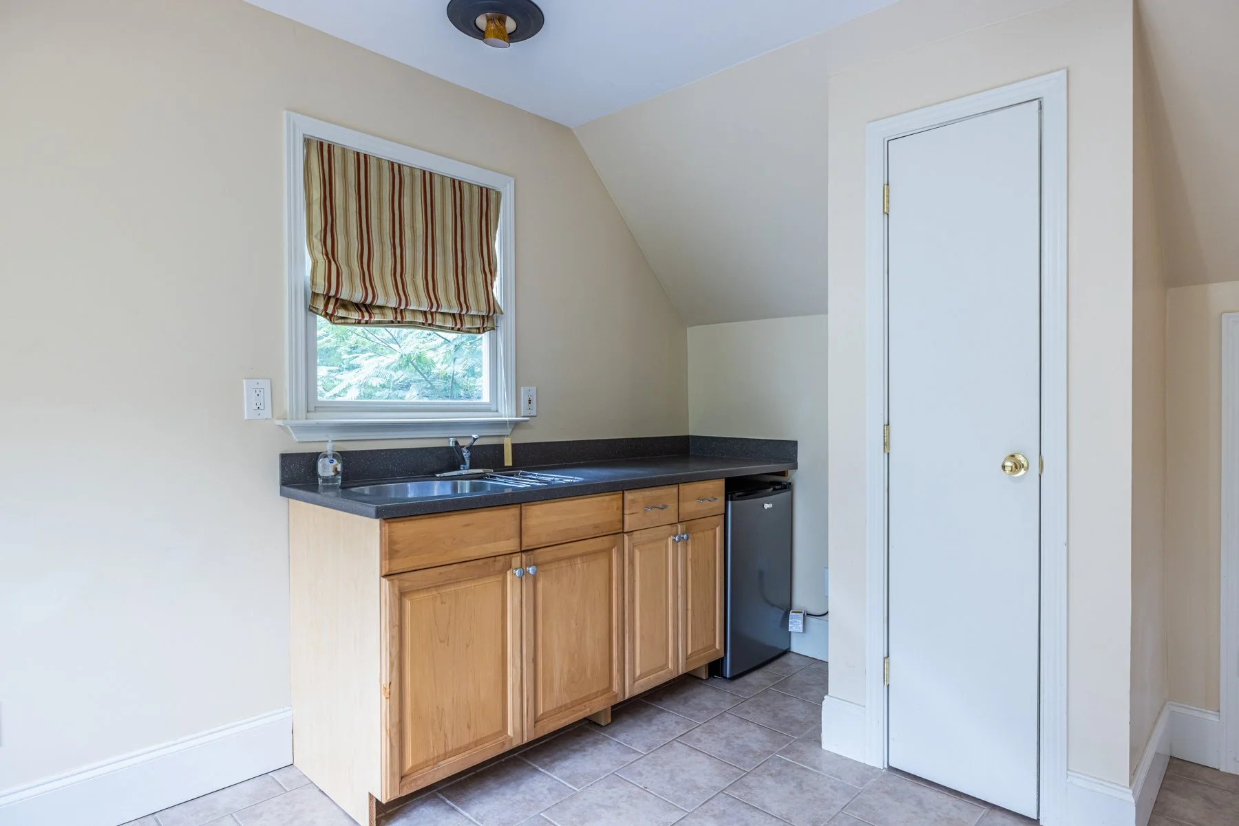 56 studio_kitchen.jpg