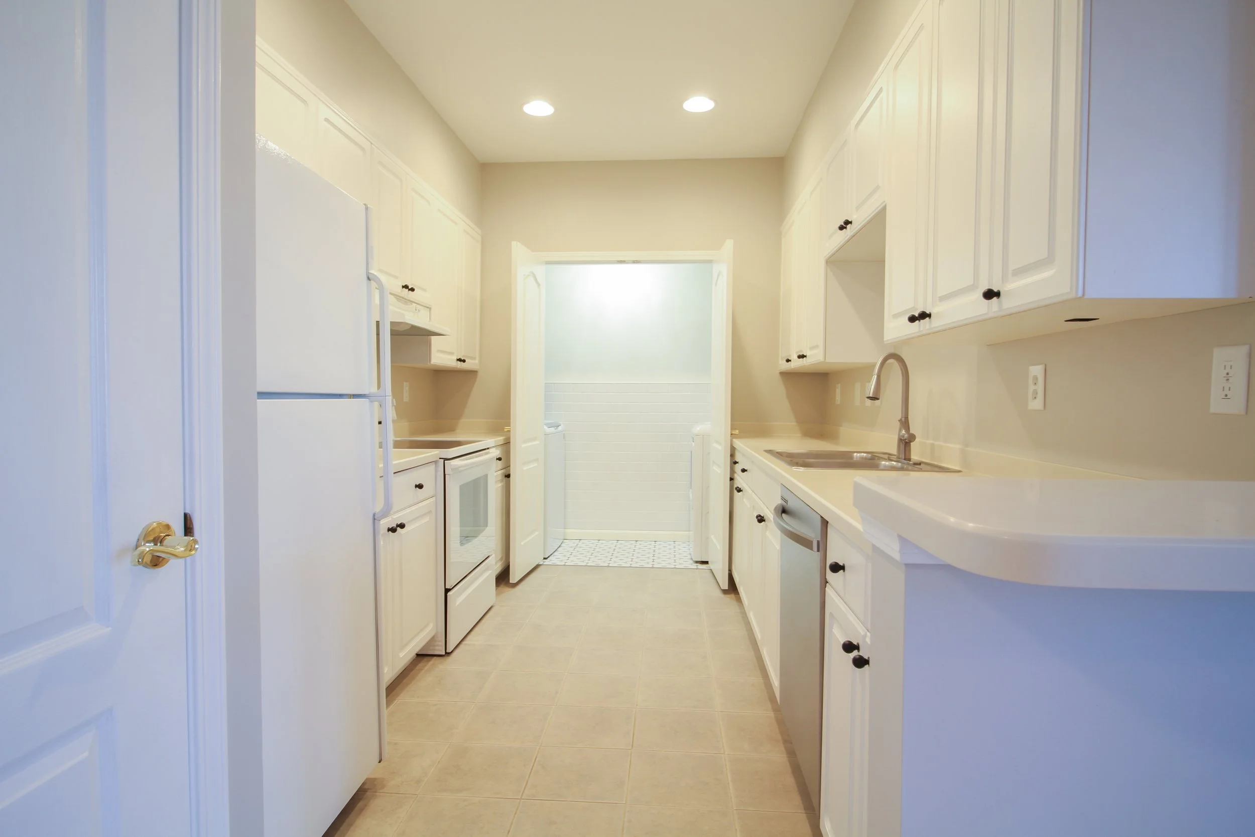 10 Kitchen.jpg