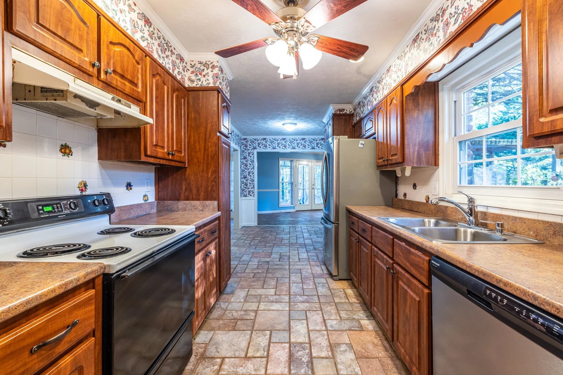 18 kitchen2.jpg