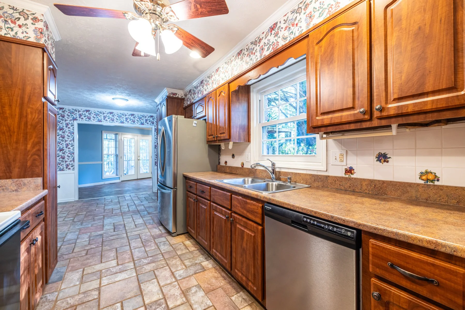 19 kitchen3.jpg