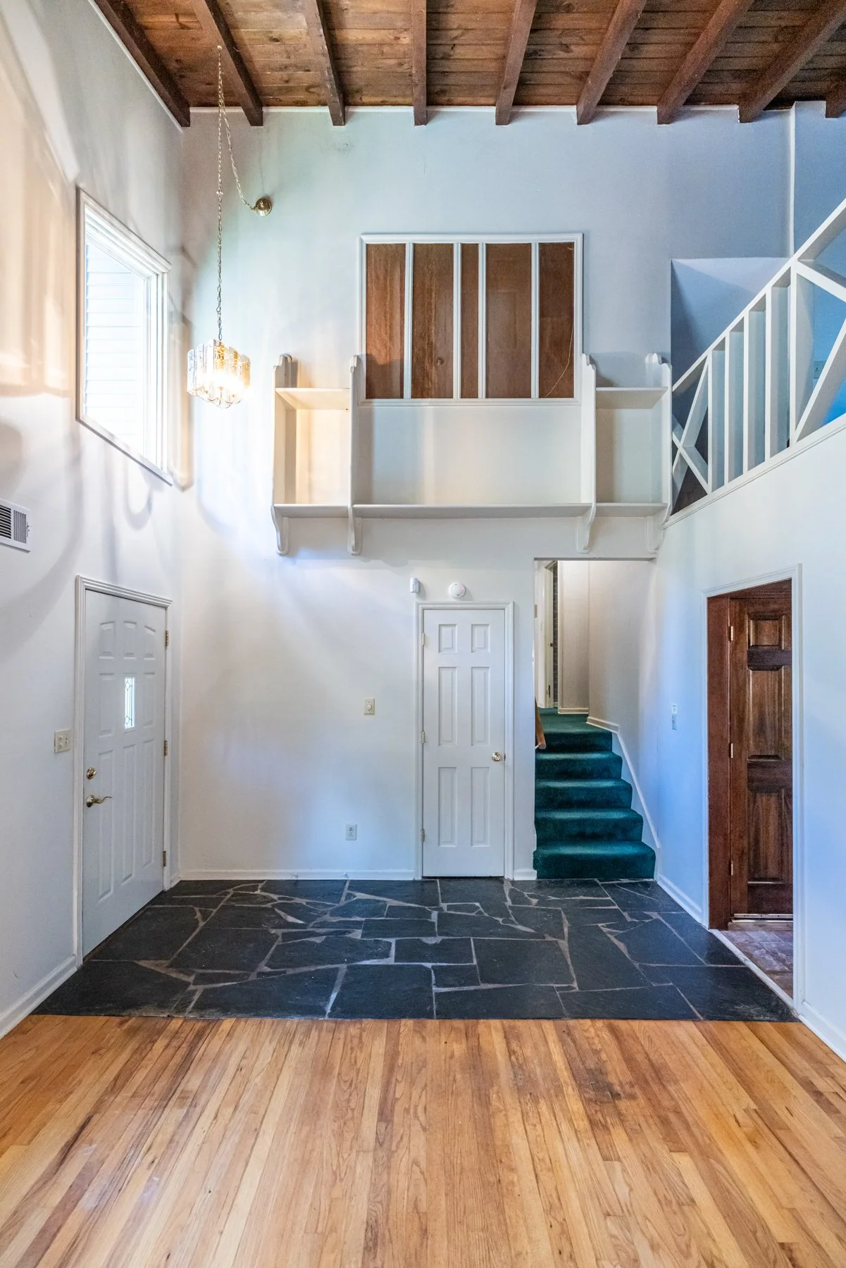 23 entry_foyer3.jpg