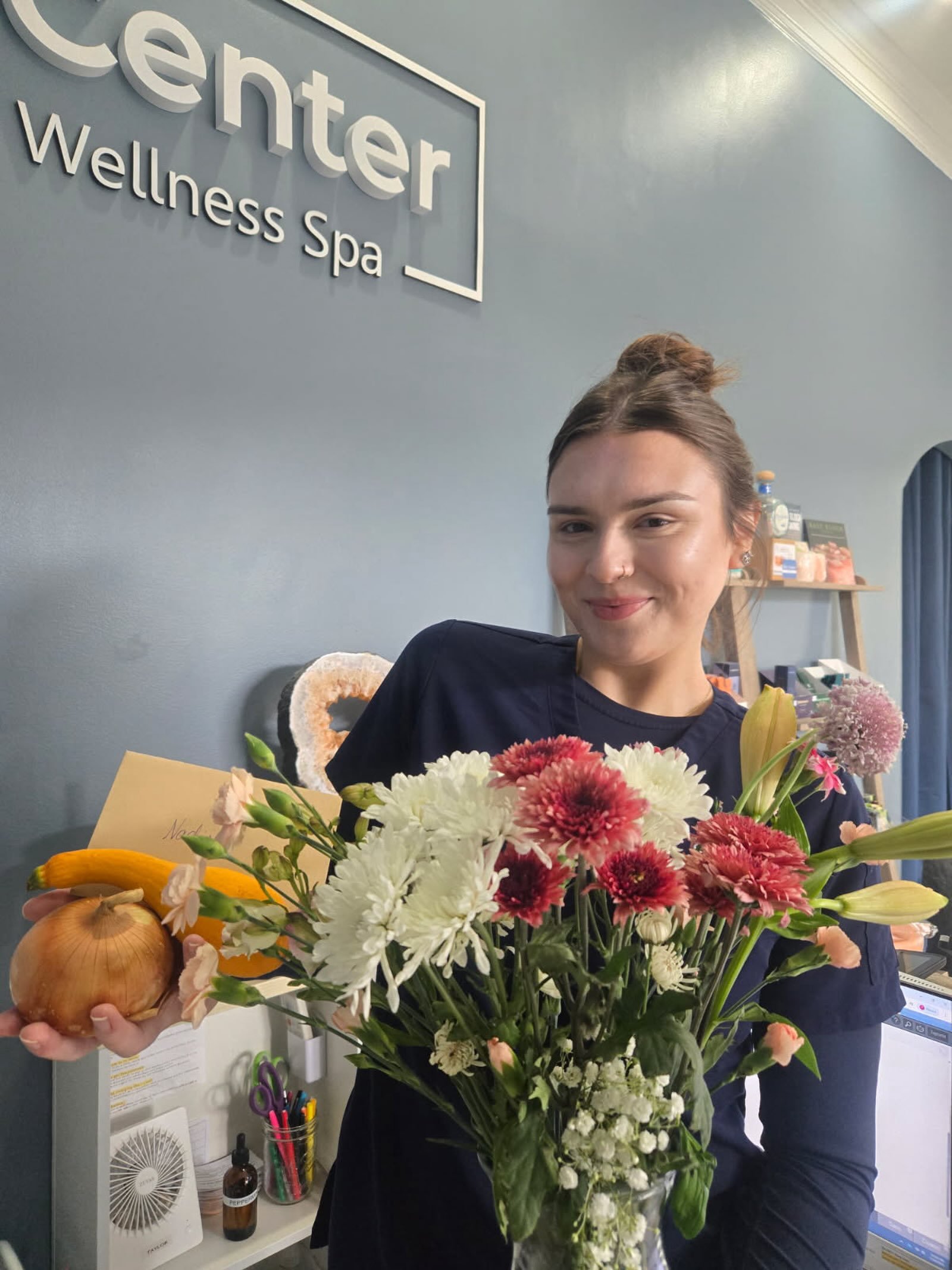 Help us in wishing Nadija , one of our talented Licensed Estheticians &amp; Spa Assistants, the HAPPIEST Of BIRTHDAYS today!! 🎉🎉🎉🎉
Book your SaltScrub with Mud Wrap, Hydrafacial or Premium Signature Facial with Nadijia through our online booking 