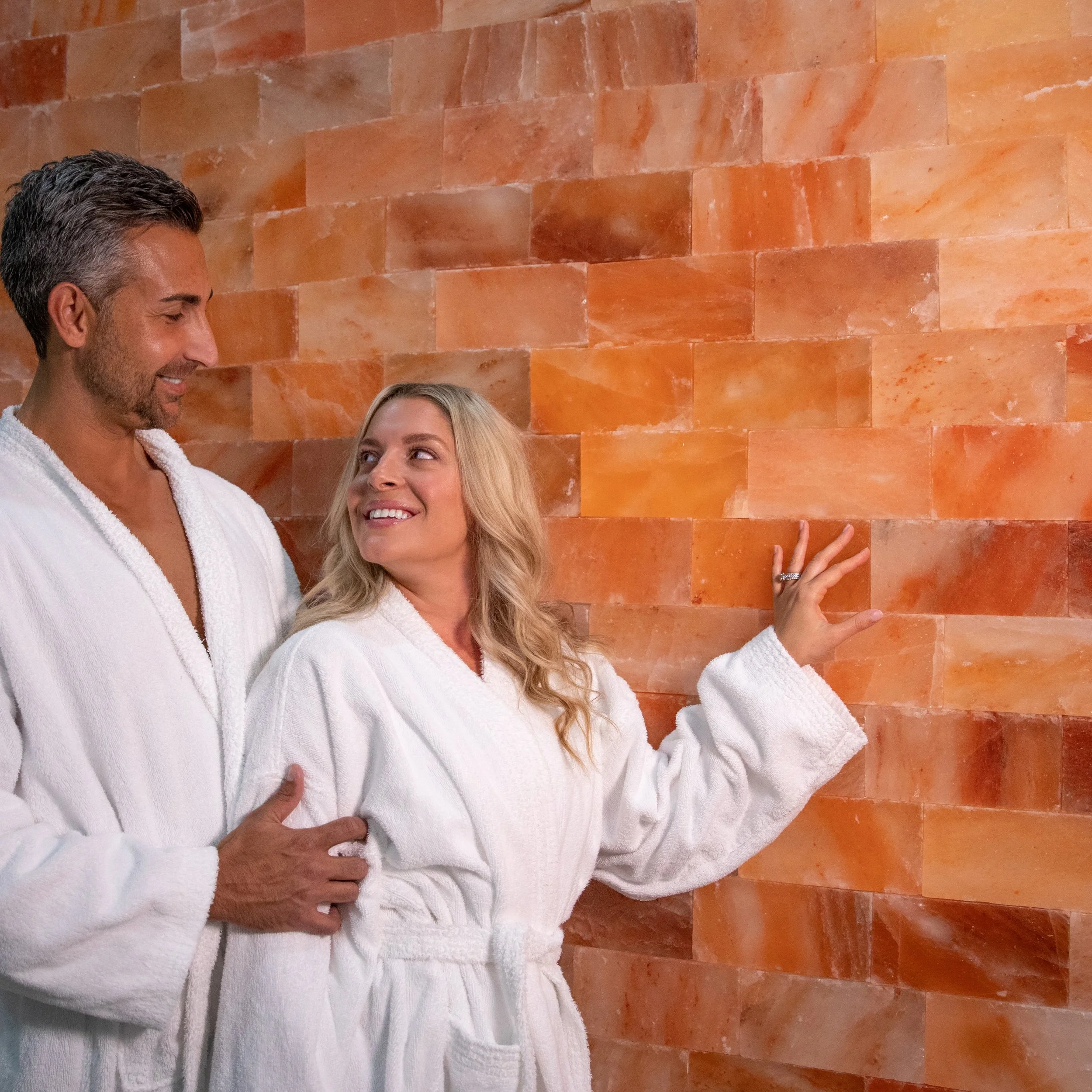 It is NOT just a pretty salt wall. The Halo-generator disperses microscopic salt to be inhaled for respiratory wellness.

🔹Salt inhalation is an age-old practice dating back to ancient times, even prescribed for respiratory health by the father of m