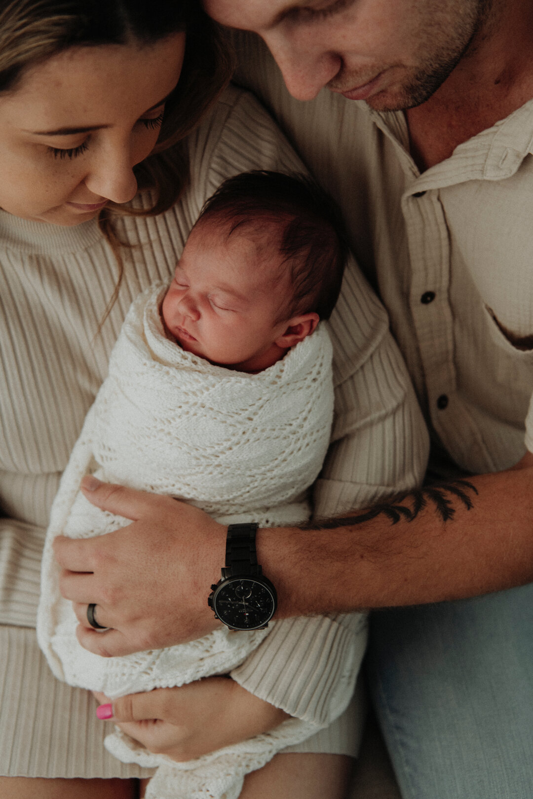 The first time I held my newborn niece, the scent of her soft, delicate skin was like a sweet, heavenly whisper. It was a fragrance so pure, so intoxicating, that it felt like a secret bond between us. In that moment, I knew that the memory of that p