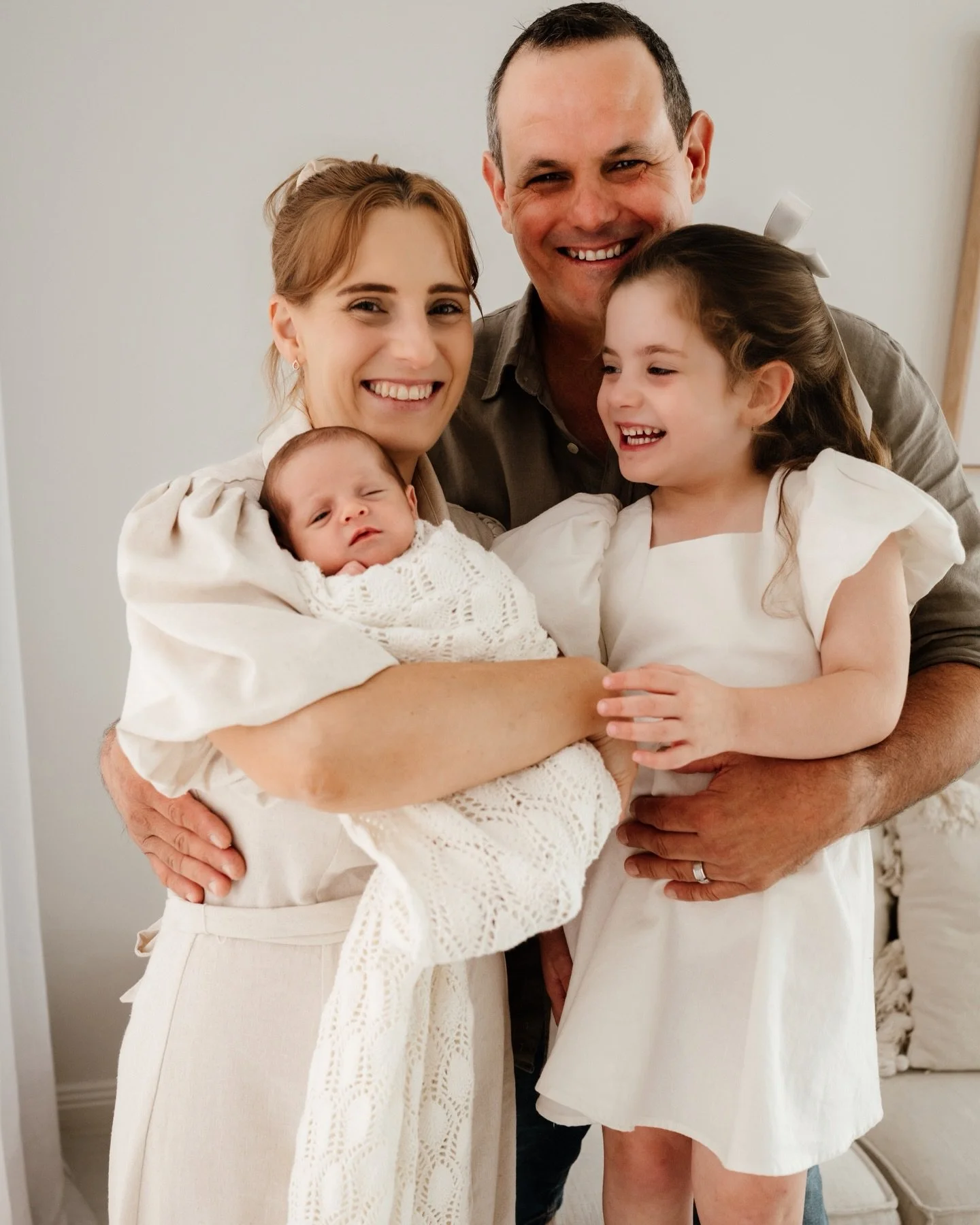 &ldquo;What booking a session actually requires&hellip;&rdquo;

You think it&rsquo;s having everything sorted first&hellip;

A clean house 
The &ldquo;right&rdquo; outfits 
The baby sleeping perfectly 
Feeling like yourself again 
Extra money set asi