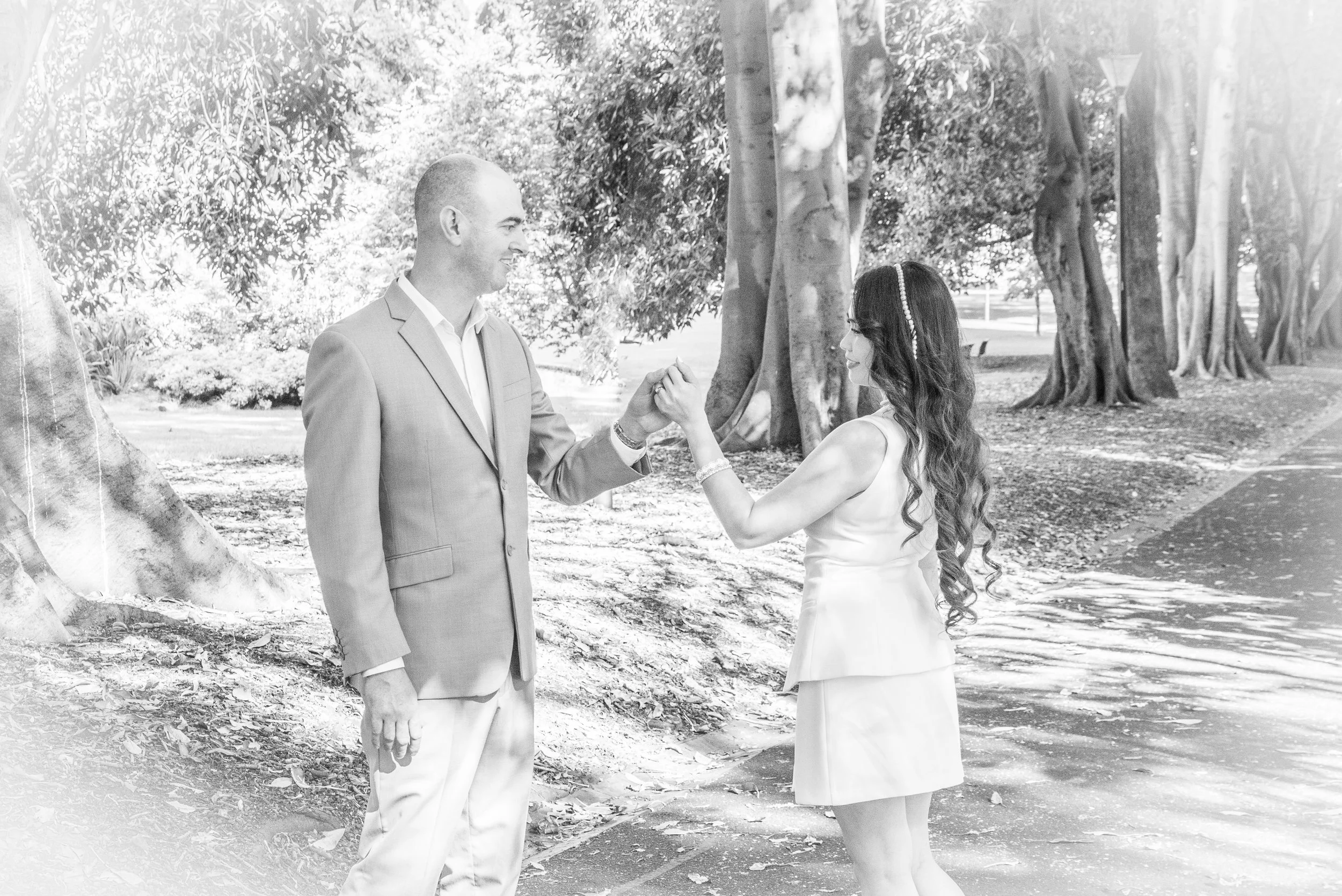 Candid wedding moment – Natural laughter and connection between the bride and groo