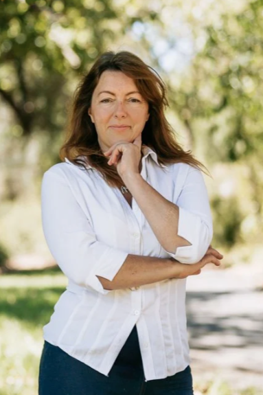 Professional headshot photographer based in Bendigo, Victoria, creating natural business headshots and personal branding portraits for professionals, creatives and small businesses.