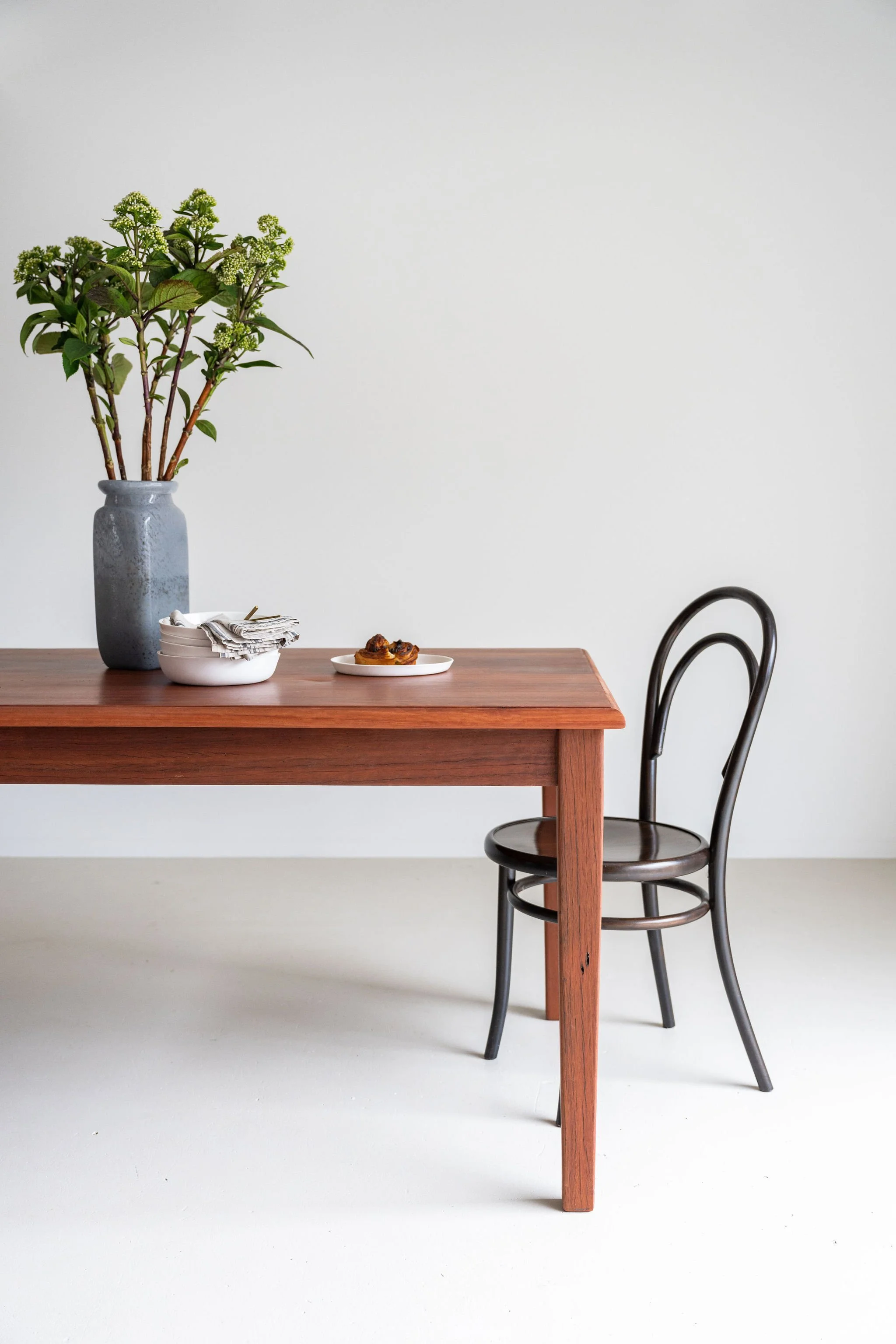 Lillian - Dining table