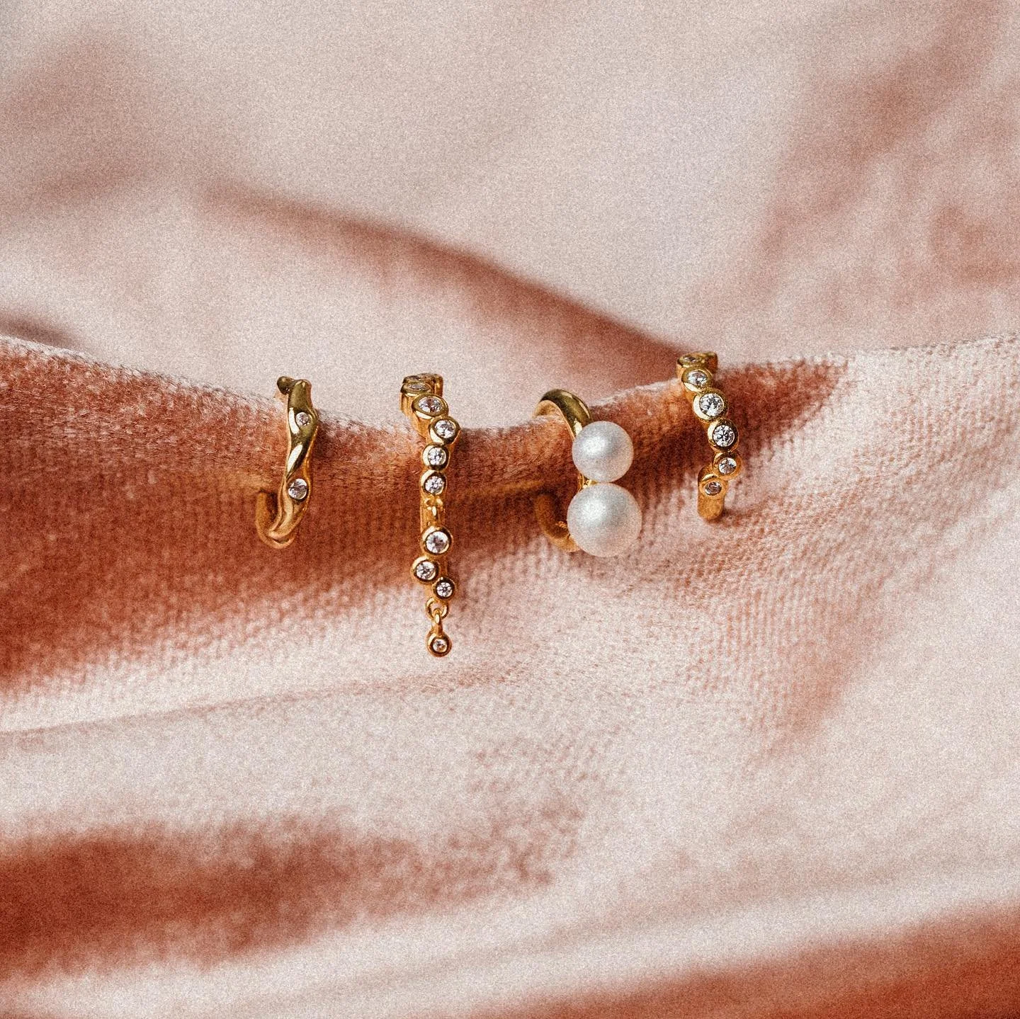 More images of the lovely earrings from @the.earring.shop 🐚🤍🌸✨❤️ 🧜&zwj;♀️

Gosh, I want all of them 🥰

#photographercopenhagen #danskesmykker #danskesmykkebrands #copenhagenphotographer #smykker #jewellery #brandphotography #brandphotographer
