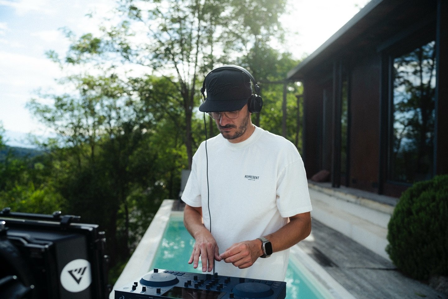 Deep Melodic House set by @tobykahler for the Vybique Foreign Affairs Sessions. This mix was captured in the beautiful @serafina_quota vineyards of the Piedmont region in Italy, next to a pool house hideaway and during a awesome summer sunset. Enjoy 