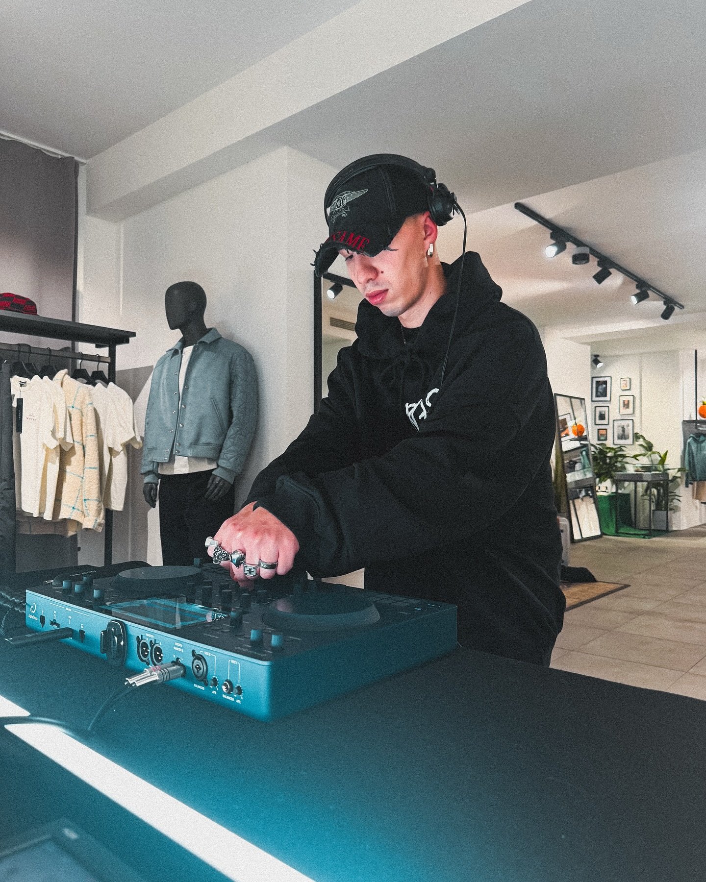 Vybique Foreign Affairs Sessions Season 2025 kick off featuring the multi-talented Samir Novotny @samirnovotny live from the @whyat store Vienna - soon on the youtube channel!