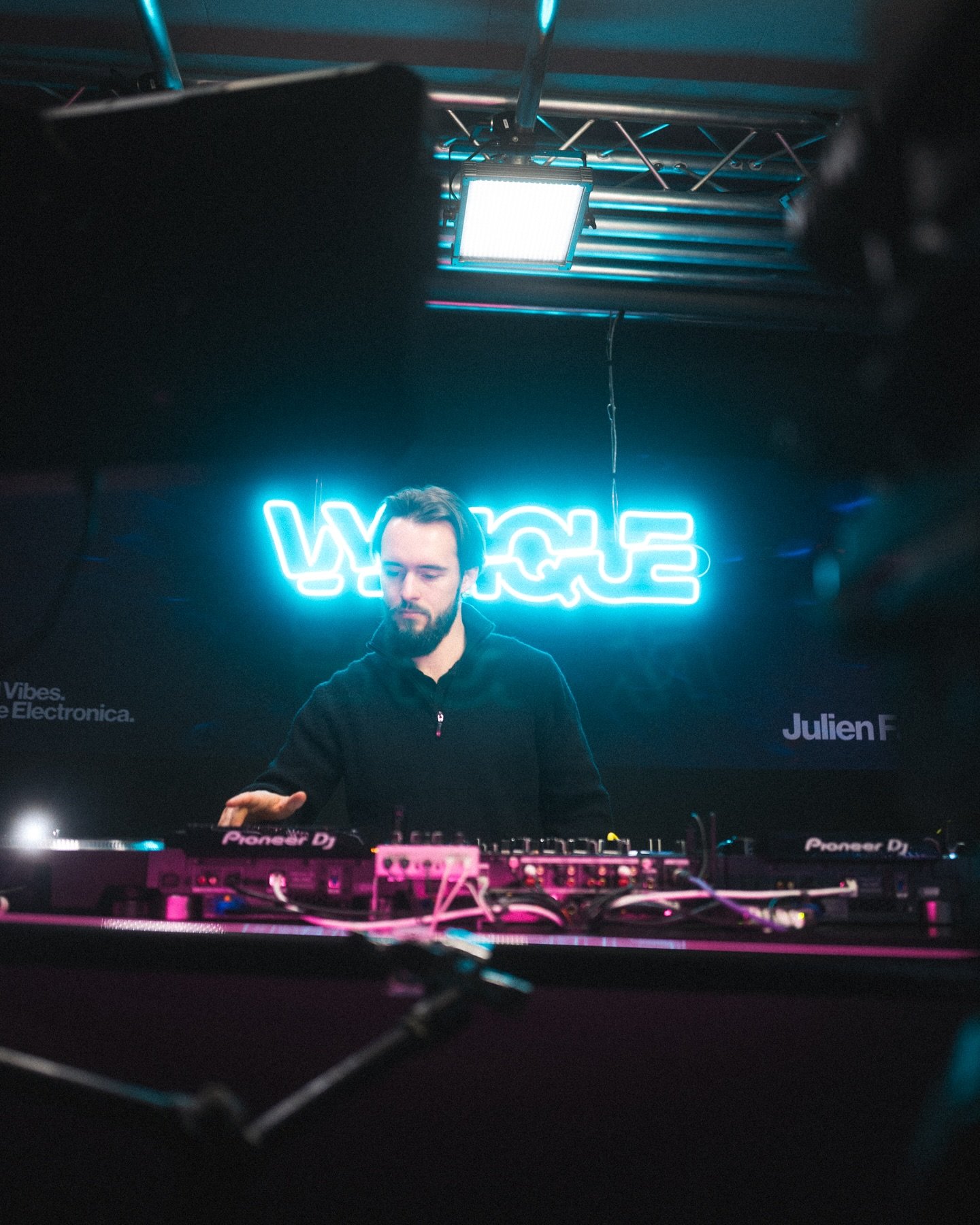 Vybique Studio Affairs Sessions Live. Every Tuesday 19:00-23:00h live on Twitch.tv/vybique (Link in Bio). Hosted by @tobykahler.music and @julienfade supported by regular guest dj appearances. See the schedule on www.vybique.com #vybique #dj #livestr