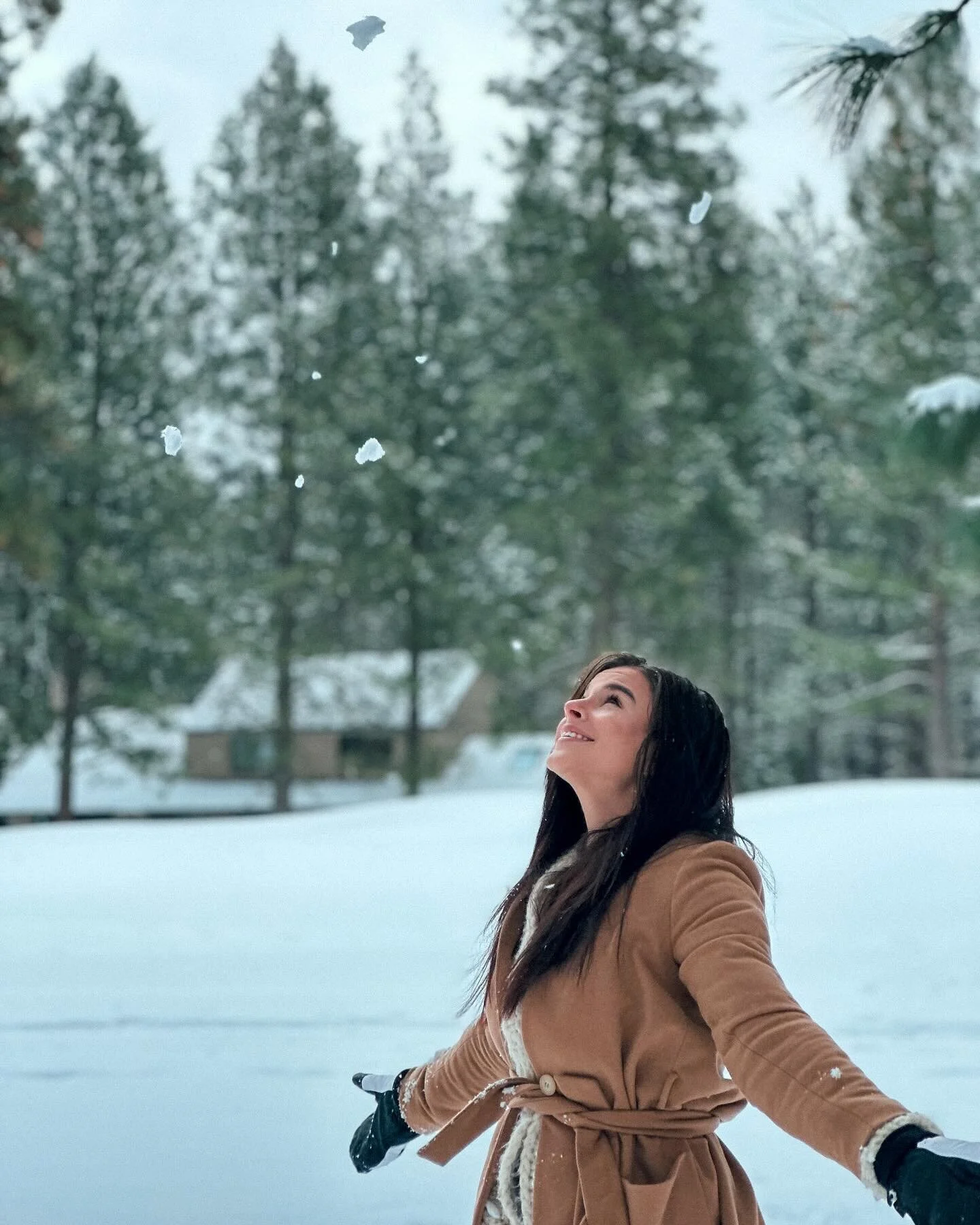 Escaped to have some fun in the snow ❄️ 
.
.
Something about getting away from distractions for a little and being able to reset is so refreshing! And somehow kids make the experience full of laughter ❤️ 
#oregon #snow #snowwhite #escape #blackbutte