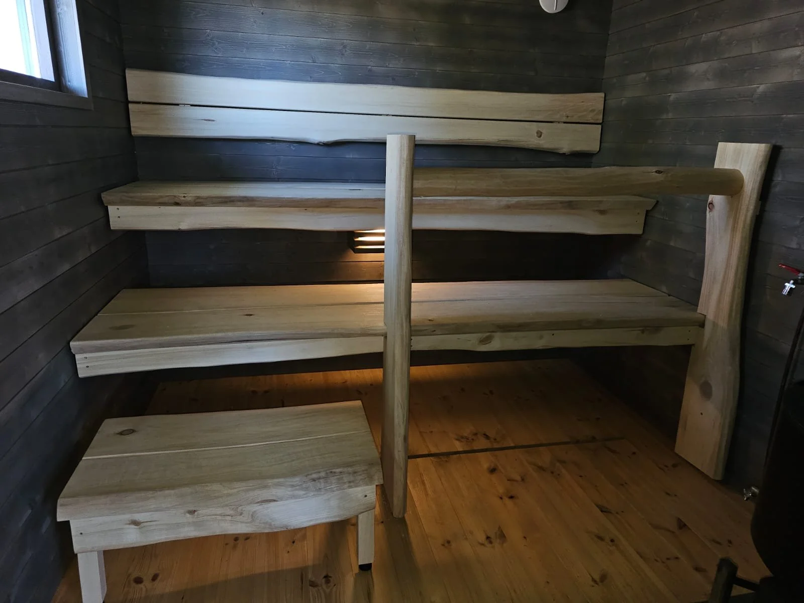 Jyhkeät tuppeensahatut lauteet