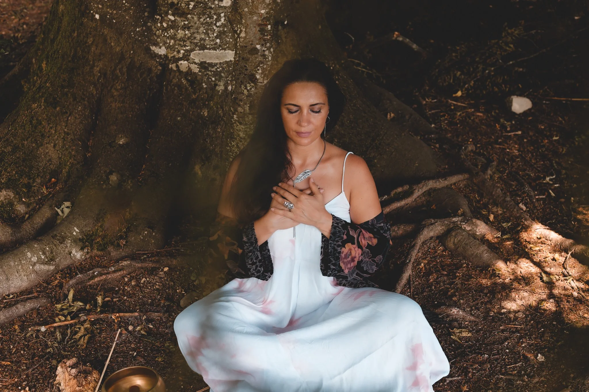 Rosa Catalano Portrait - Herzmeditation unter dem Baum