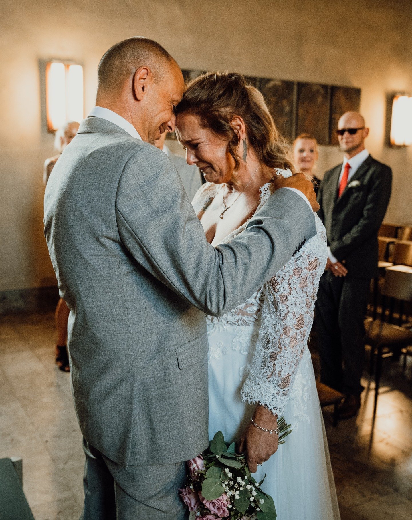 Als sie in Tr&auml;nen ausbrach,
waren es keine Tr&auml;nen des Schmerzes,
sondern die eines Herzens, das &uuml;berlief &ndash;
vor Gl&uuml;ck, vor Dankbarkeit, vor Liebe.

Hochzeitsfotografin Karlsruhe/ Rastatt/ Stuttgart/ Freiburg/ Landau - Baden W