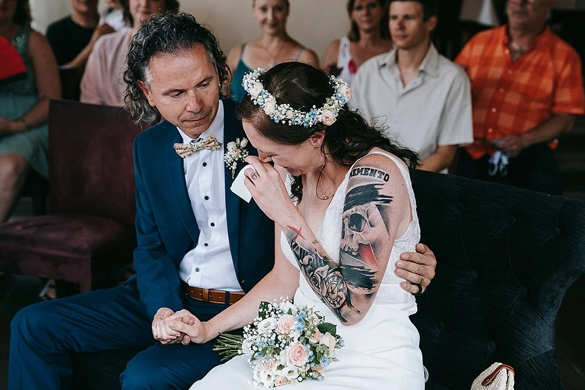 Dieser Augenblick erz&auml;hlt keine Geschichte von Glamour, sondern von Tiefe, von Verletzlichkeit, von wahren Emotionen. Von einem Moment, in dem die Emotionen alles &uuml;berfluten, wo Tr&auml;nen mehr Gewicht als jedes Wort haben. Pl&ouml;tzlich 