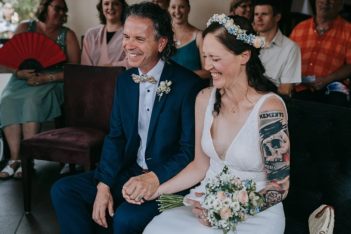 Er h&auml;lt ihre Hand, fest, ruhig, wie ein Anker. Sie lacht, obwohl die Tr&auml;nen noch glitzern. Ihre Tattoos erz&auml;hlen von Verg&auml;nglichkeit, von Mut, von Narben, aber ihr L&auml;cheln erz&auml;hlt von Heilung.

#hochzeitsfotografkarlsruh