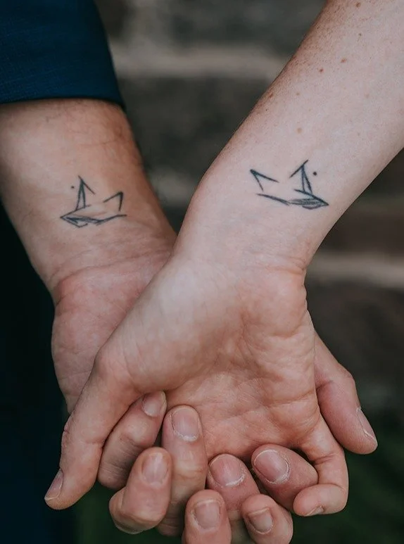 Zwei kleine Papierboote, schlicht, zart, fast unscheinbar und doch erz&auml;hlen sie eine ganze Geschichte:

Du bist mein Flo&szlig;, mein Wasser, mein Wellengang, der treibende Wind und mein Hafen.

#hochzeitsfotografkarlsruhe
#hochzeitsfotografbade