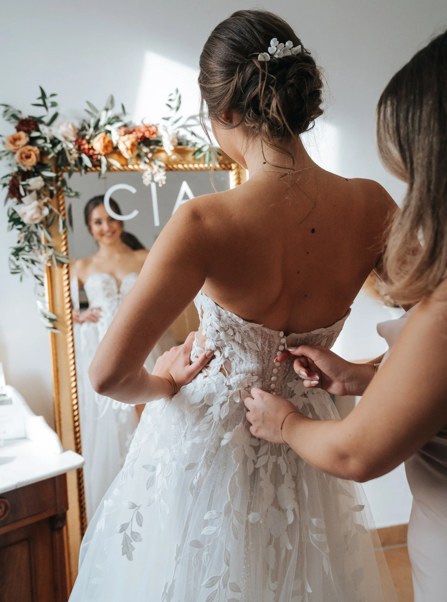 Konzept &amp; Planung: @weddingdreamsbyalexa 
Coaches: @annamarceldesign 
Location: @hofgutheidesheim 
Dekoration und Spiegel: @dicuore.decoandmore
Schrift f&uuml;r den Spiegel: @vorfreude.carinawe 
Floristik: @blumenkunstwerk 
Papeterie: @slowdown_a